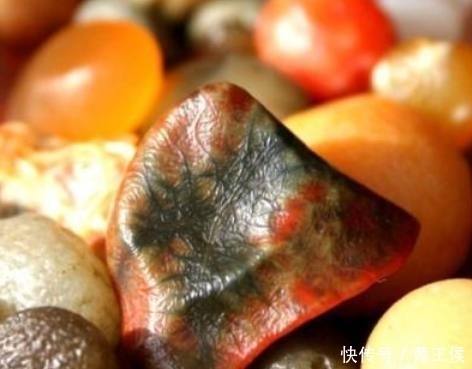 老汉在“百米深坑”中发现奇石,竟值百万