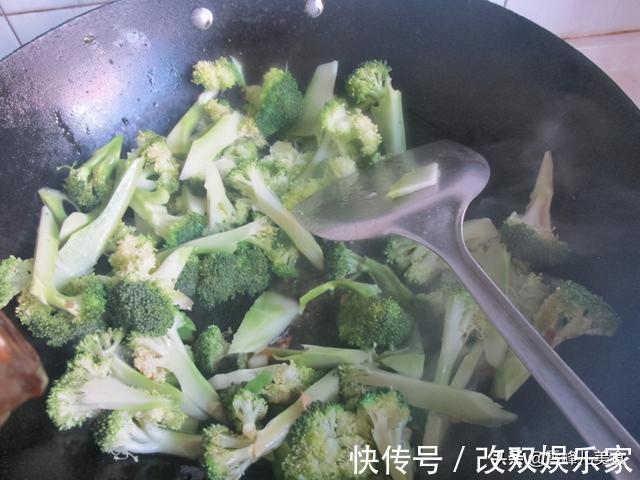 清脆|天气寒冷干燥多吃西兰花,5分钟就上桌,清脆碧绿特爽口,真棒