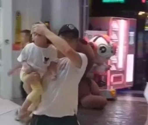 “狂奔爸爸”走红，捂着女儿眼睛逛商场，网友：后悔没早看到