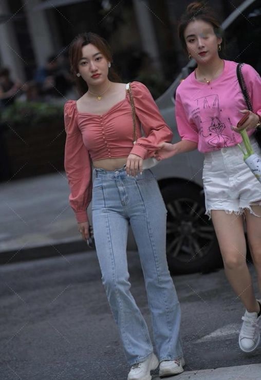 穿搭 墨绿色的无袖上衣,搭配黑色九分裤,整体给人简单清爽利落感觉