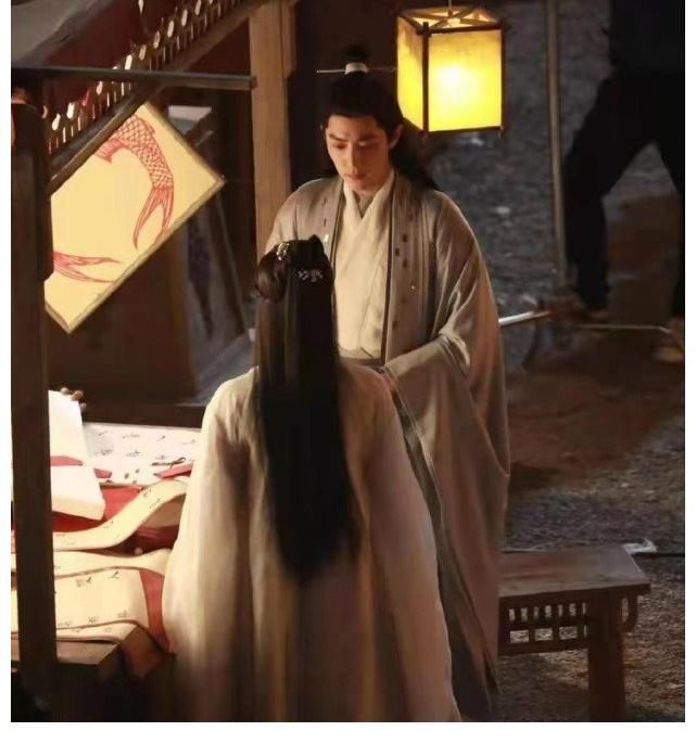 斗罗大陆|肖战和工作人员PK做俯卧撑，以一敌三一口气做65个，最后似累到晕眩