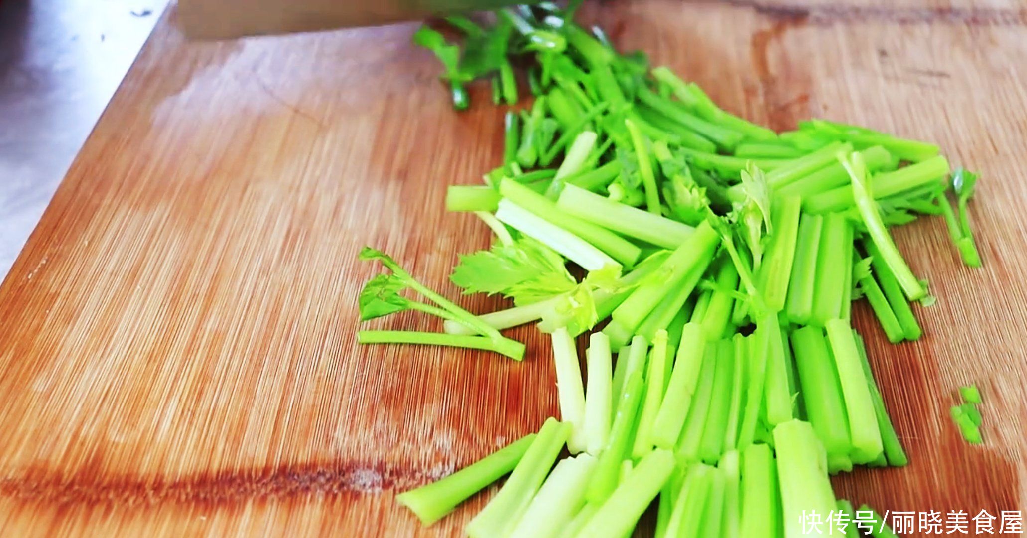 肉片|水煮肉片原来这么简单，学会这个窍门，肉片鲜嫩入味，真好吃