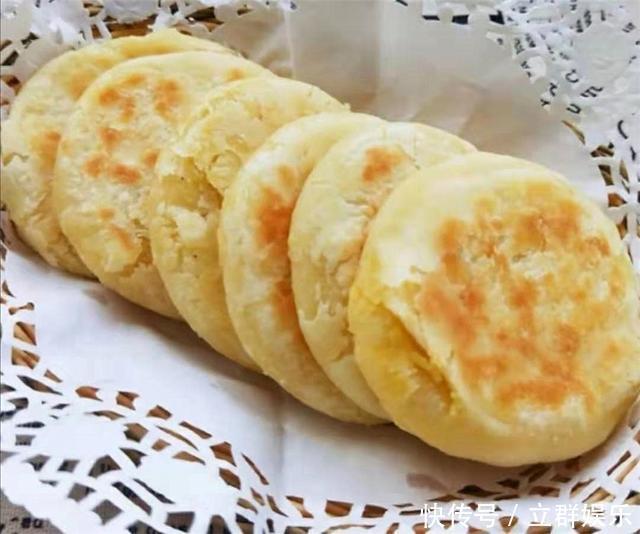 早餐饼最好吃又简单做法,1碗面粉,开水一烫,15分钟做好出锅