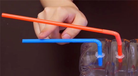 放在|空油桶不要扔,在上面插两根吸管,放在阳台上,全家人都要抢着用