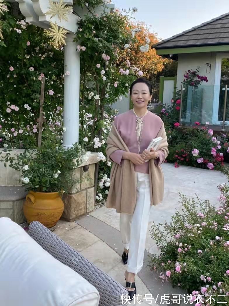 白色系|这位“妈妈辈”好会穿，4个技巧打造优雅气质，美成穿衣典范