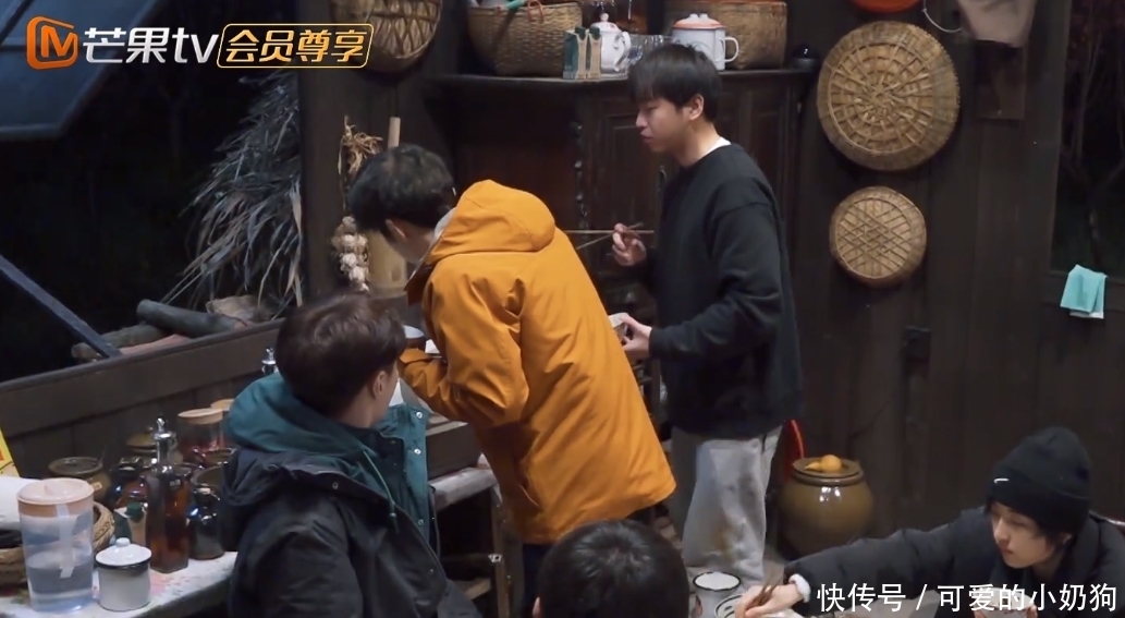 这才叫自律!面对美食,彭昱畅吃了4碗半米饭,张艺兴?半碗