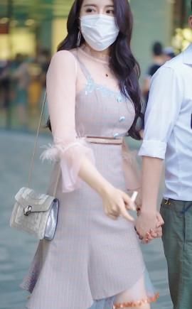 女性|街拍温柔网纱元素装点少女梦,中年女性这样穿,性感又梦幻