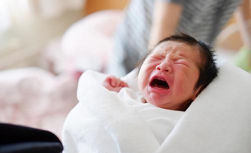 宝宝是“小夜猫子”,白天睡觉晚上不困怎么办?家长试试这3招