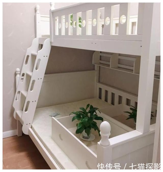 蜗居|60㎡蜗居婚房，客餐厅一点也不拥挤，卡座很实用，上下儿童房完美