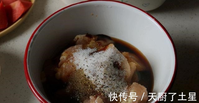 苹果|鸡腿营养丰富,搭配苹果一起炒,酸甜可口!
