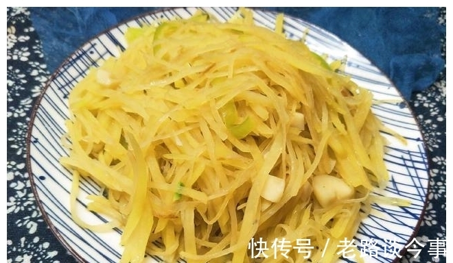 青辣椒|炒土豆丝时，直接倒醋是外行，教你1个妙招，土豆丝好吃不呛口