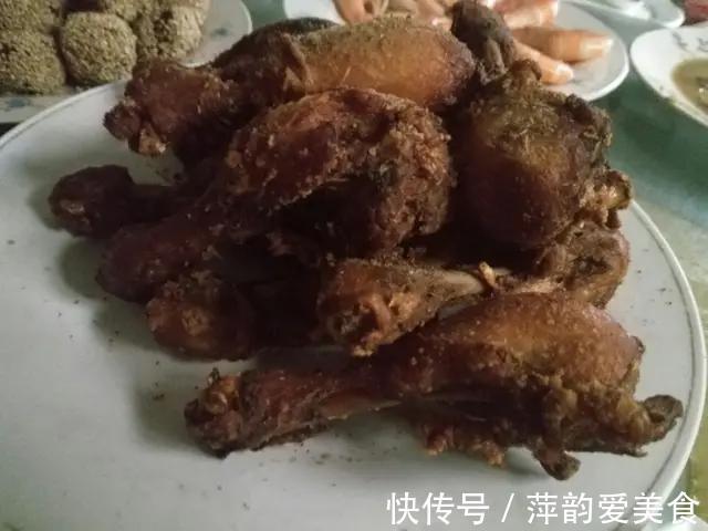 农村|和婆婆去农村吃满月酒，随礼500元，菜上桌后，抠门婆婆：亏大了