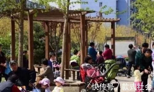 宝宝|40岁妈妈遛娃碰到40岁奶奶,虽年龄相当,差距却一目了然