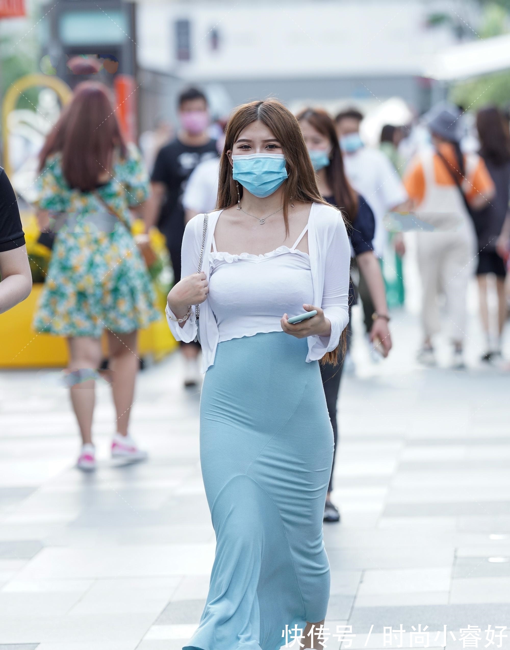 裙装 湖蓝色华丽鱼尾裙搭配洁白短上衣,清爽大气,时尚华丽