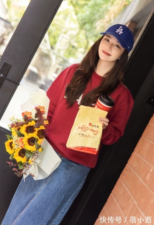 牛仔裤 卫衣才是春季的搭配王者,配裤子、裙子都超美,轻松远离老土感