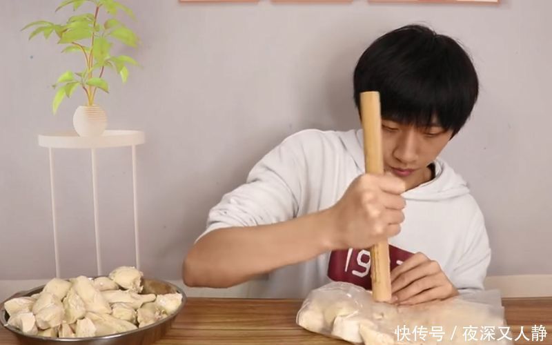 鸡胸肉|用鸡胸肉做肉松成率也太高了,五斤做出满满一大盘,网友:太值得一试