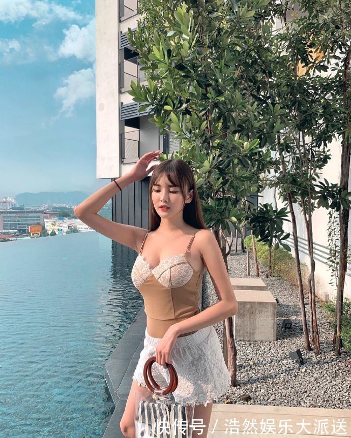 平底运动鞋|美女街拍气质优雅的小姐姐,穿搭紧身裙,尽显曼妙身材!