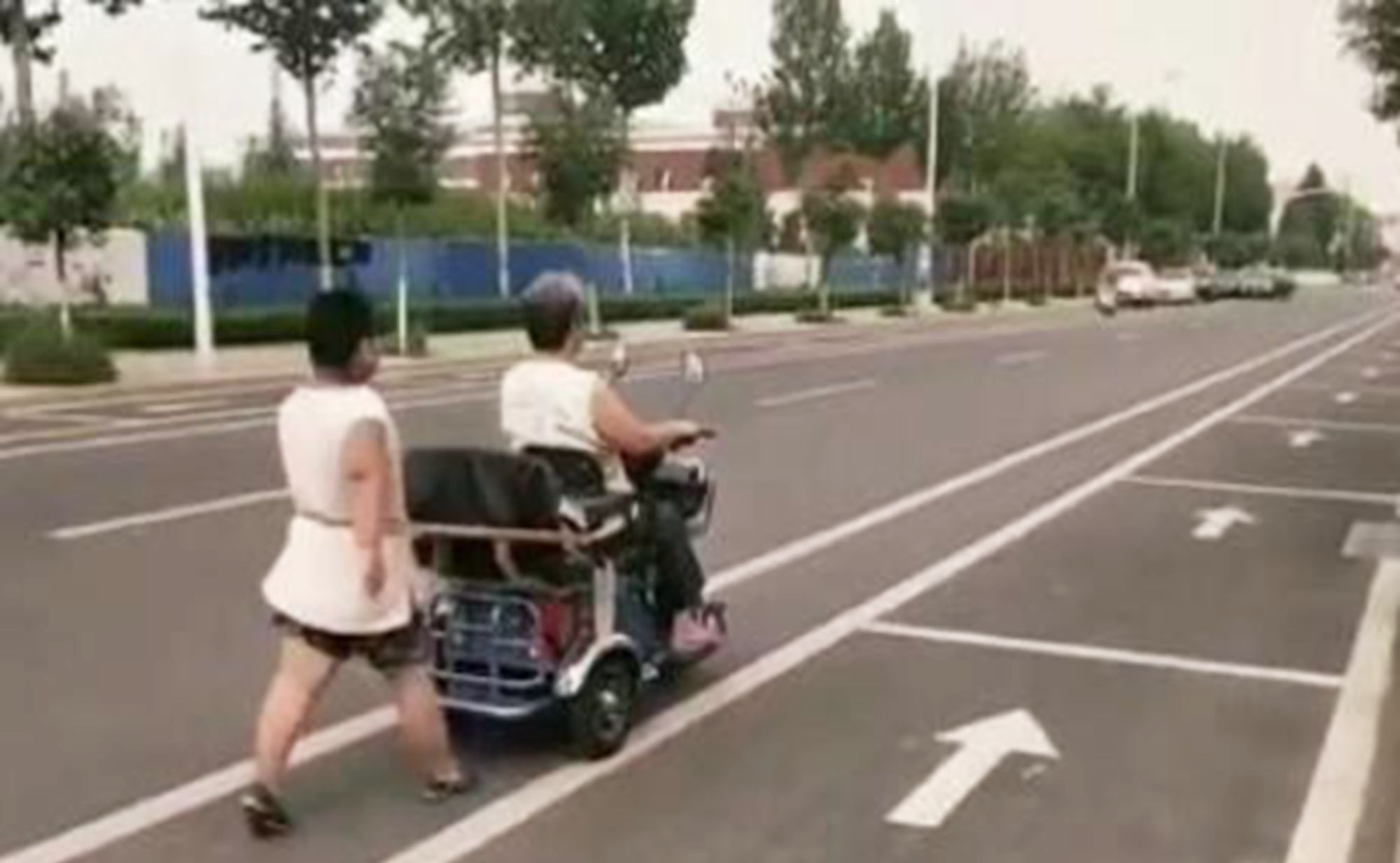 中国儿童肥胖报告|8岁男童长成120斤,奶奶自创新型减肥法陪孩子运动,网友:太硬核