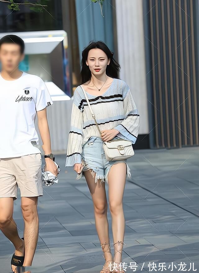 穿搭 喇叭袖针织衫搭配上宽松的牛仔短裤,慵懒又时尚,特别凸显身材