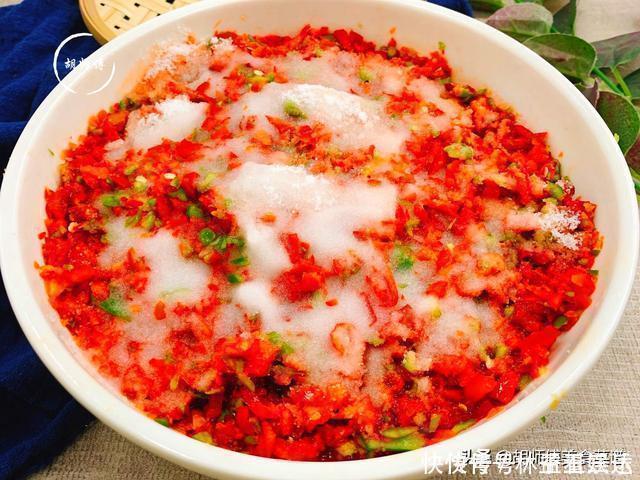 做辣椒酱时,只放盐可不行!多加2样料,辣椒酱不发霉不长毛,香