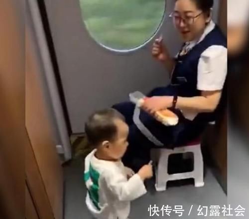 零食|高铁上,3岁男孩看到乘务员吃零食就迈不开腿,网友:真心顶不住