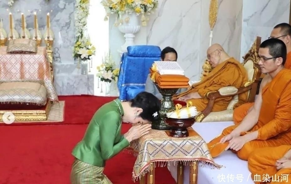 小白花$苏提达王后接待外宾珠光宝气,诗妮娜贵妃却戴廉价小白花楚楚可怜