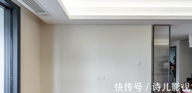 墙板|电视墙长4米多，铺护墙板提升颜值，内嵌玻璃柜增收纳，简单利落