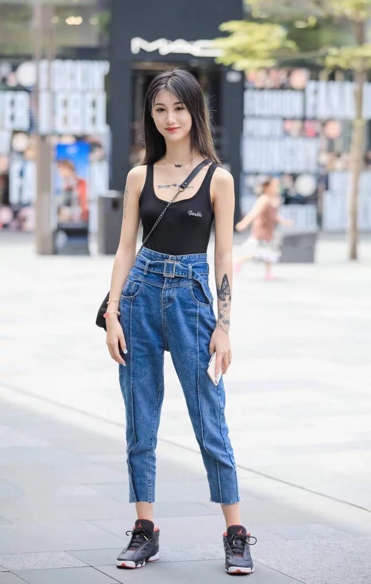 背心|小美女款黑色的小背心，搭配上牛仔裤，穿出了女人的美妙身材