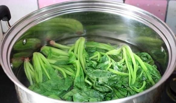 食物|当出现便秘的现象时，晚餐牢记2多吃，2不吃，有助于缓解便秘