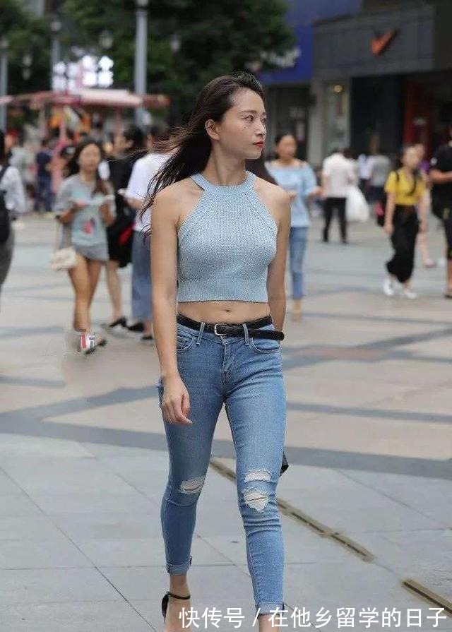 紧身 清新的美女,浅蓝色挂着脖子上的衬衫,穿着小蛮腰的美!