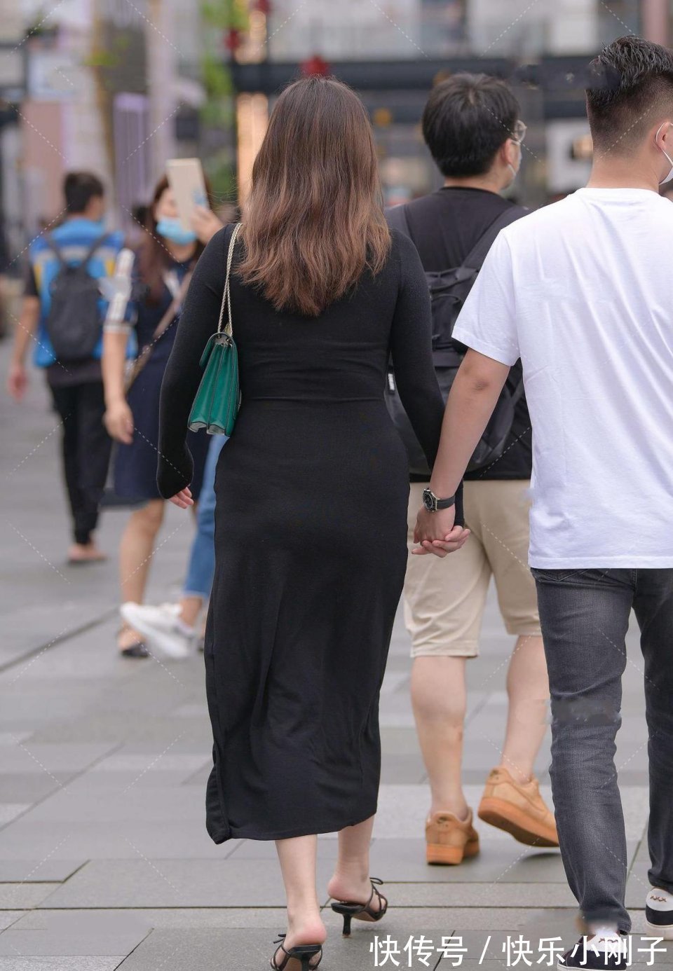 美女|活泼的美女非常自信！一个高调的女神，看起来比花还新鲜！
