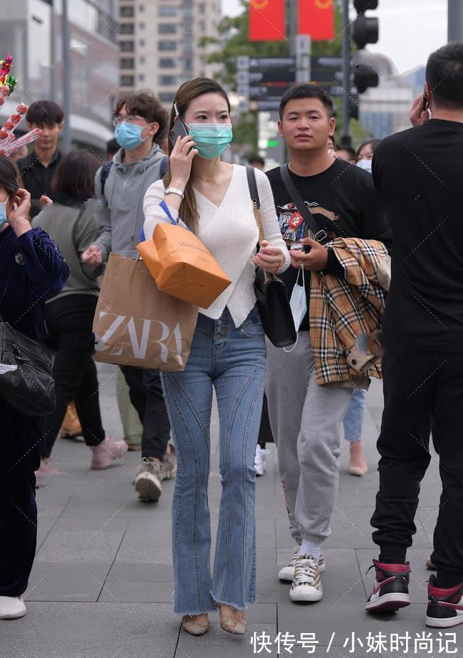 v领|白色针织V领服饰高端大气,珍珠流苏耳环也是非常奢华