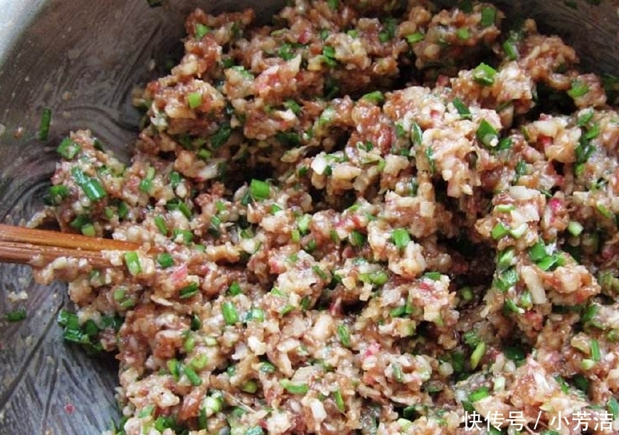 难怪|拌饺子馅时,先加水还是油?老厨娘说漏嘴:很多人做错,难怪水多