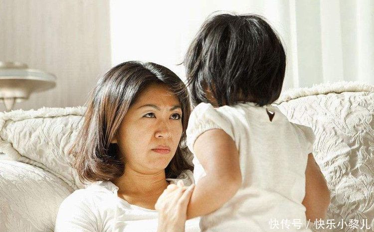 眼泪|为何妈妈说两句孩子就掉眼泪,被爸爸吼完却扭头就忘?理由很暖心