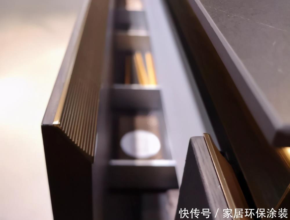 拉手|别再往柜门上安装拉手了，现在流行这样设计，增添柜子高级感