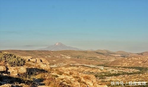 不能出门,男子突发奇想,自制钓鱼乐趣,在阳台上就钓鱼了!