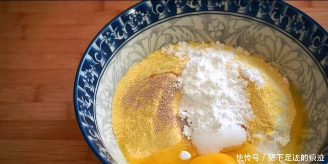 香蕉不要直接吃,加1碗玉米面,粗粮细做,比买的面包好吃