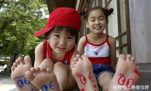 放学|幼儿园放学,俩“煤球”一直无人认领,亲妈崩溃足足找了10分钟