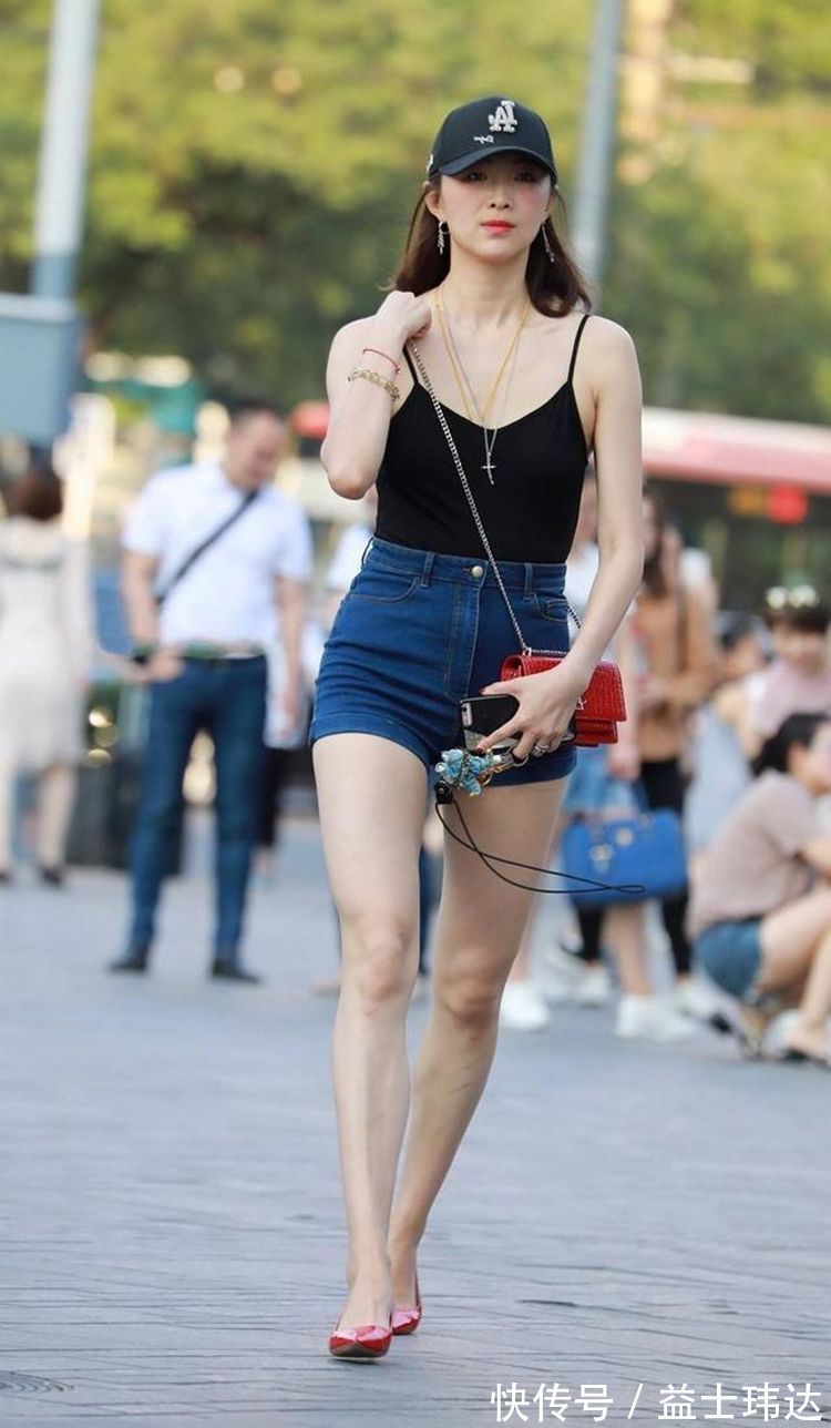 裙子|街拍:闷热的季节,所以应该有一些靓丽的颜色