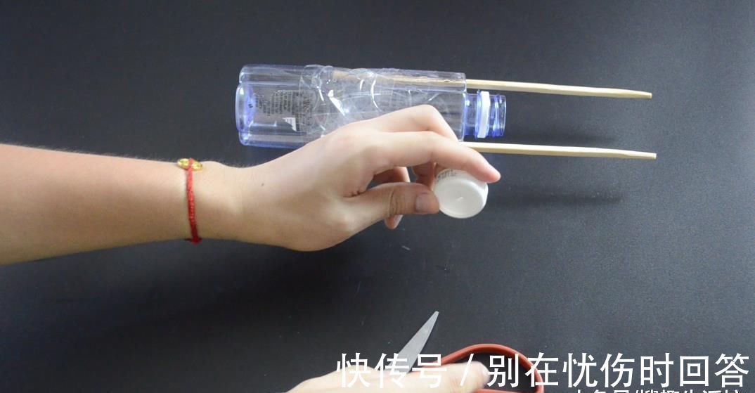 筷子|塑料瓶上绑2根筷子, 这个作用太棒了, 解决了很多家庭的烦恼