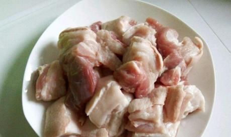 做红烧肉时,用冰糖还是白糖厨师长做错了,难怪红烧肉会发苦