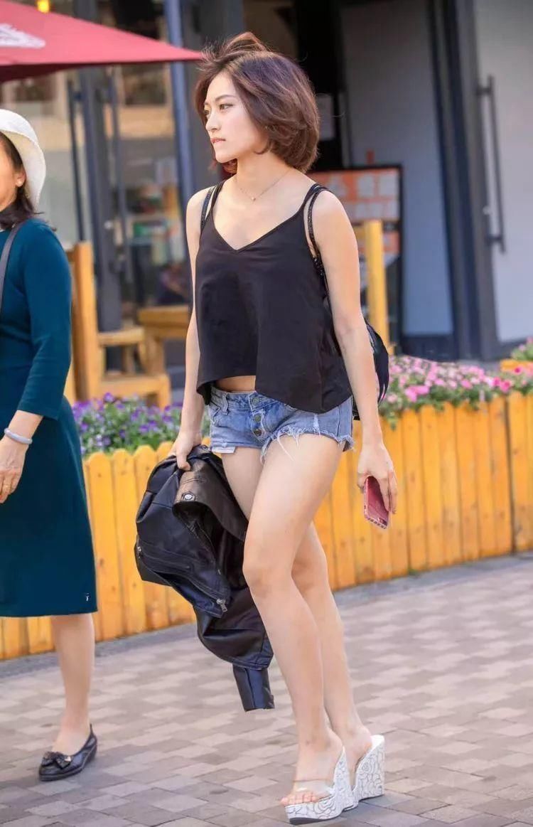 衣服|街拍紧身衣搭配超短裙,成熟有魅力的女人,你喜欢吗