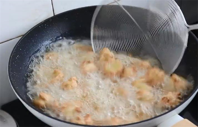 炸丸子有人放淀粉，有人放面粉，都不对，教你正确做法，太香了