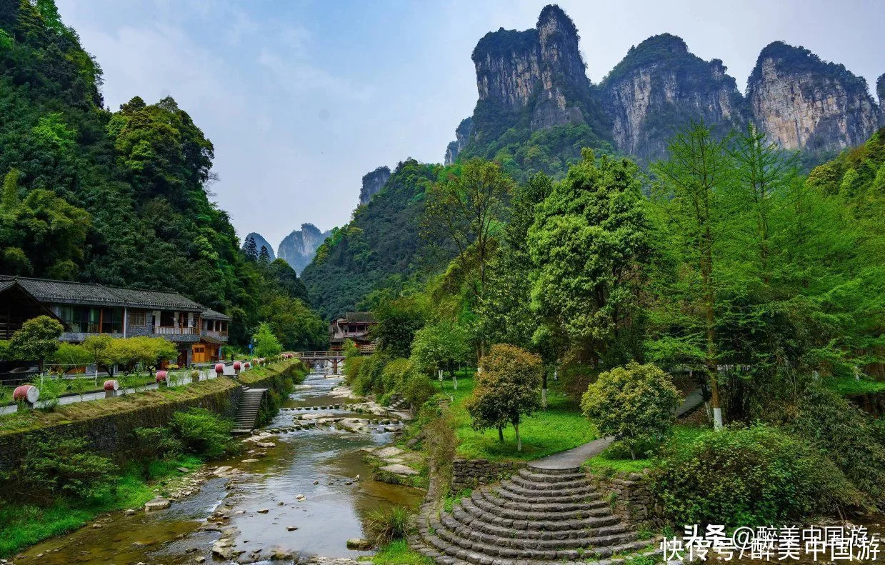 天下风物——《探访德夯大峡谷，瀑布高悬，峡谷深壑，风光旖旎》风光题照