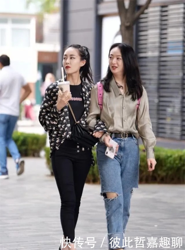 路人街拍,淡咖啡色衬衫搭配破洞牛仔裤,更显飘逸灵动