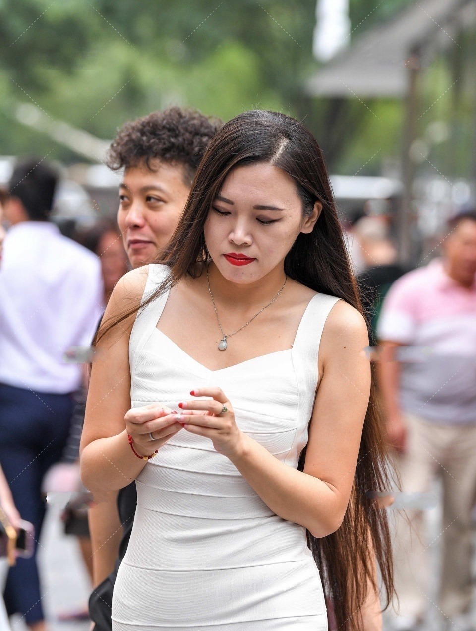 包臀裙 微胖型的女神,身穿白色的包臀裙,搭配亮眼的高跟鞋,显得很时尚