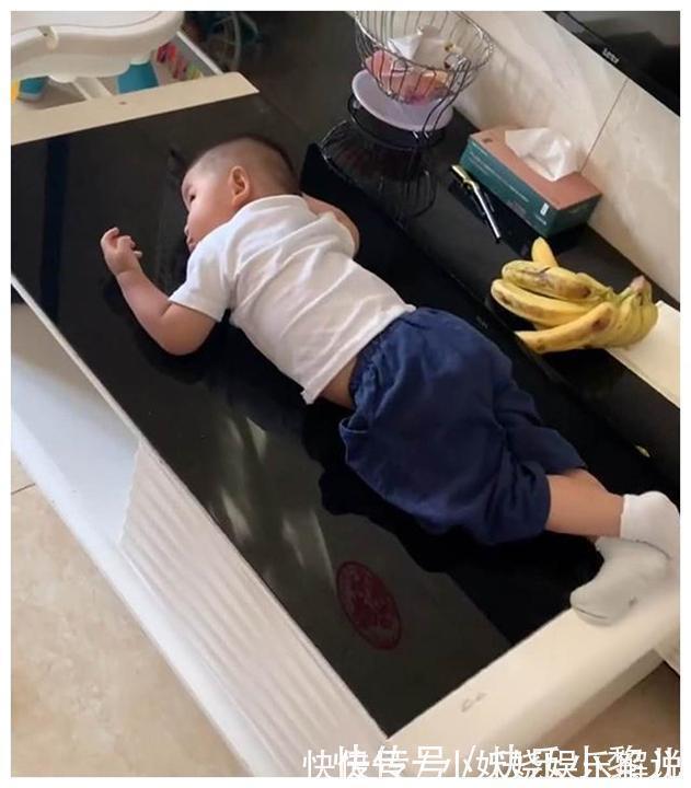 独生子女|哥哥开学后，弟弟“丧失斗志”，网友笑翻没人抢，玩具都不香了