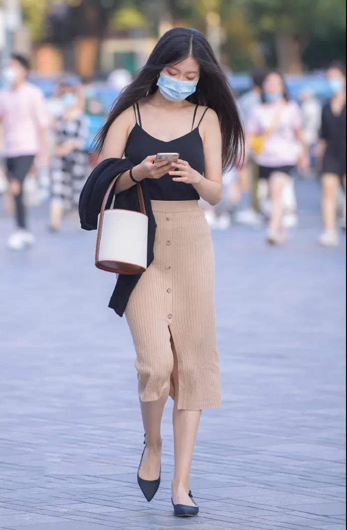 街拍:身材苗条、戴着口罩的小美女,拎着时尚小包