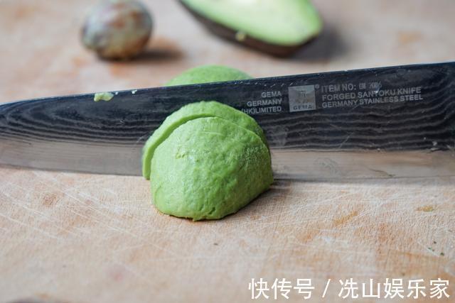 鸡胸肉又老又柴吃不下试试这样做,鸡胸肉鲜嫩多汁,成抢手货