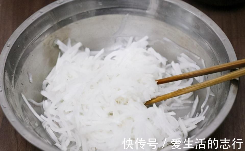 豆渣|吃了20年萝卜,还是这吃法过瘾,不炒不炖不凉拌,比吃肉解馋